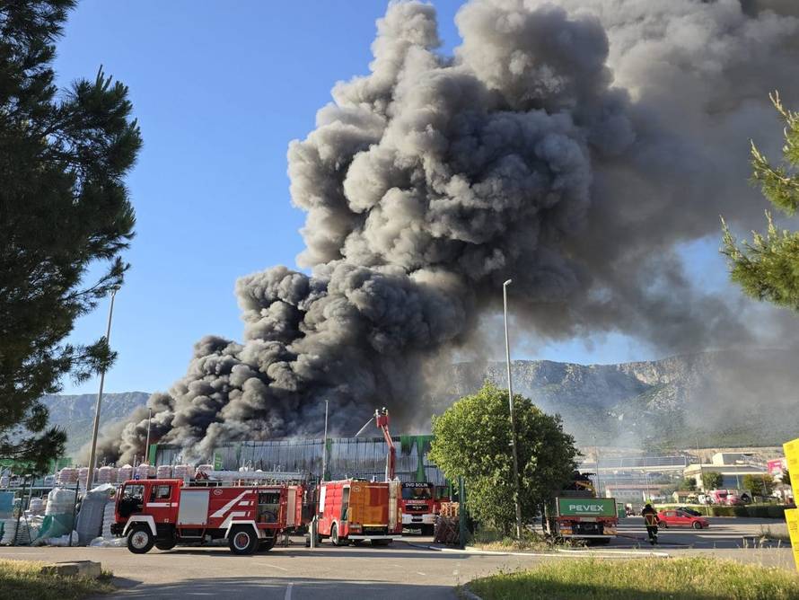 FOTO Požar u Kaštel Sućurcu još nisu proglasili ugašenim, rade na sanaciji. Šteta će biti velika?
