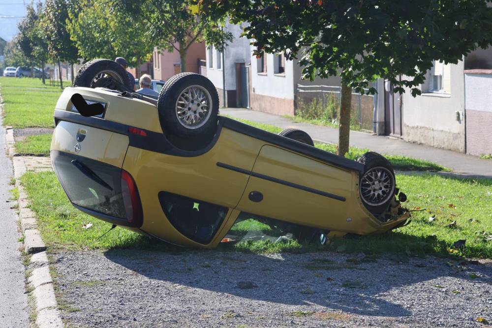 FOTO Prometna u Požegi: Auto sletio s ceste, završio na krovu