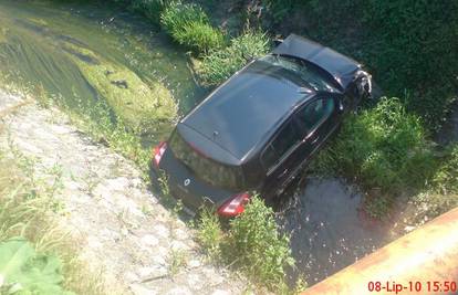 BMW X5 presjekao im put, završili ozlijeđeni u potoku 