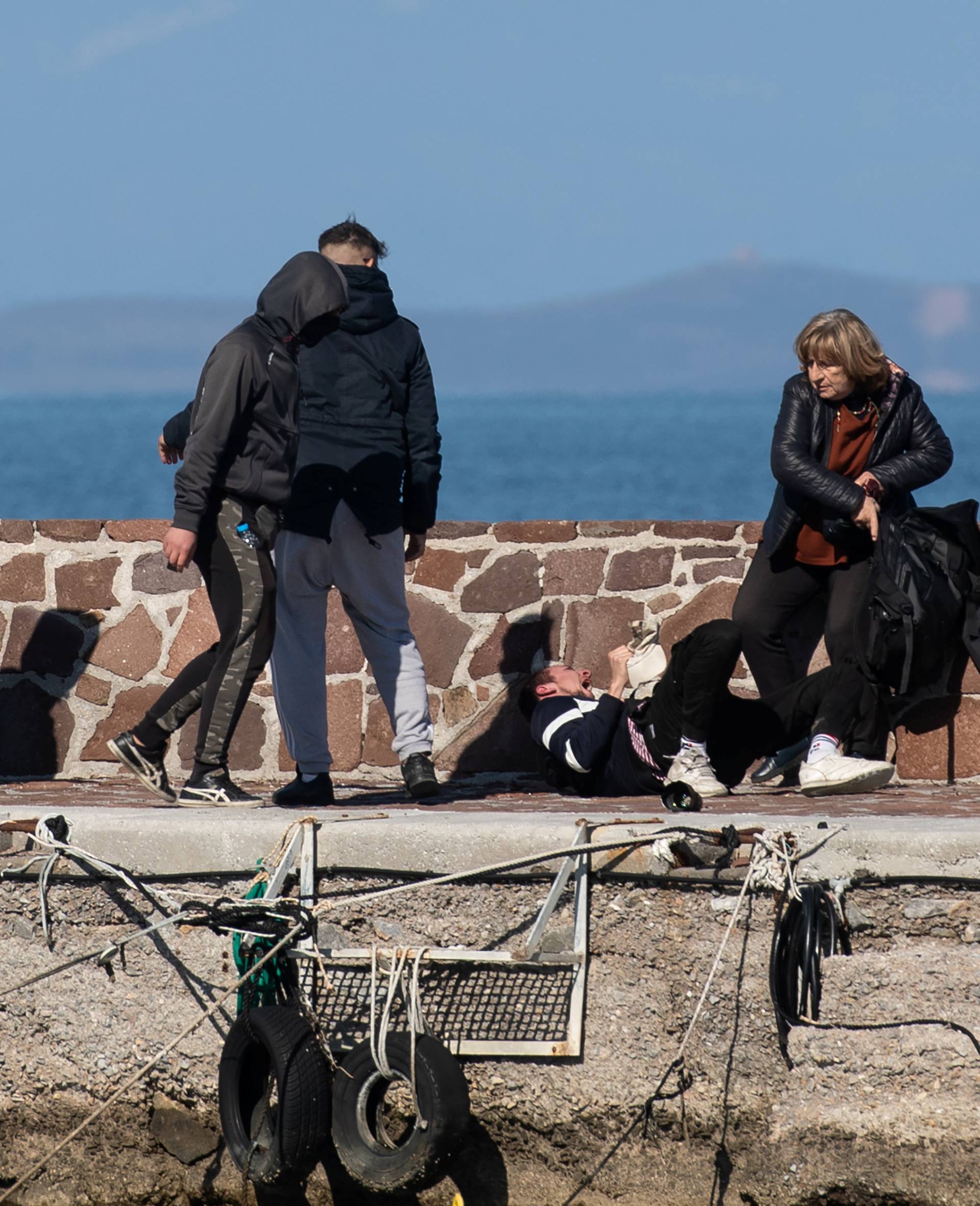 Frka na Lezbosu: Napali brod s migrantima i mlatili novinare