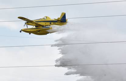 MORH: Tri zračna traktora gasila su požar kod Drniša