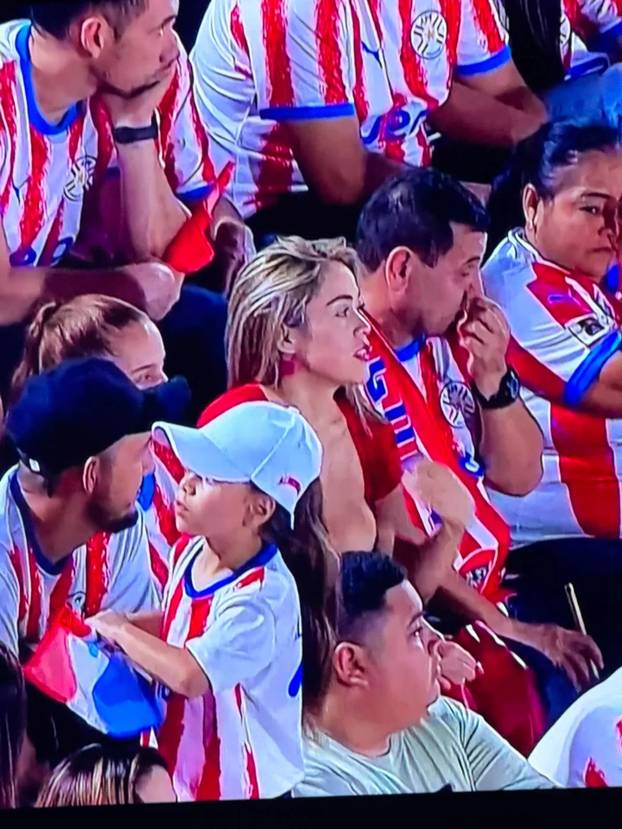 FOTO Paragvaj još nije ispao, ali njoj je sve ispalo na tribinama