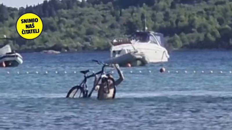 IMA PEDALE, A NIJE PEDALINA! U Vodicama plivao s biciklom: 'Htio je otići do Prvića s njim'
