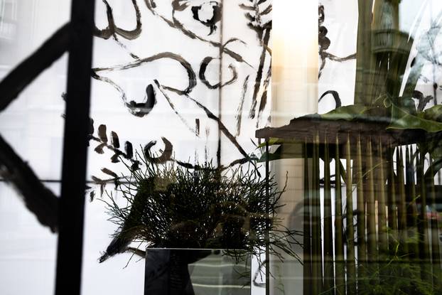 24sata: Zagreb: Izlog umjetnika Saše Šekoranje