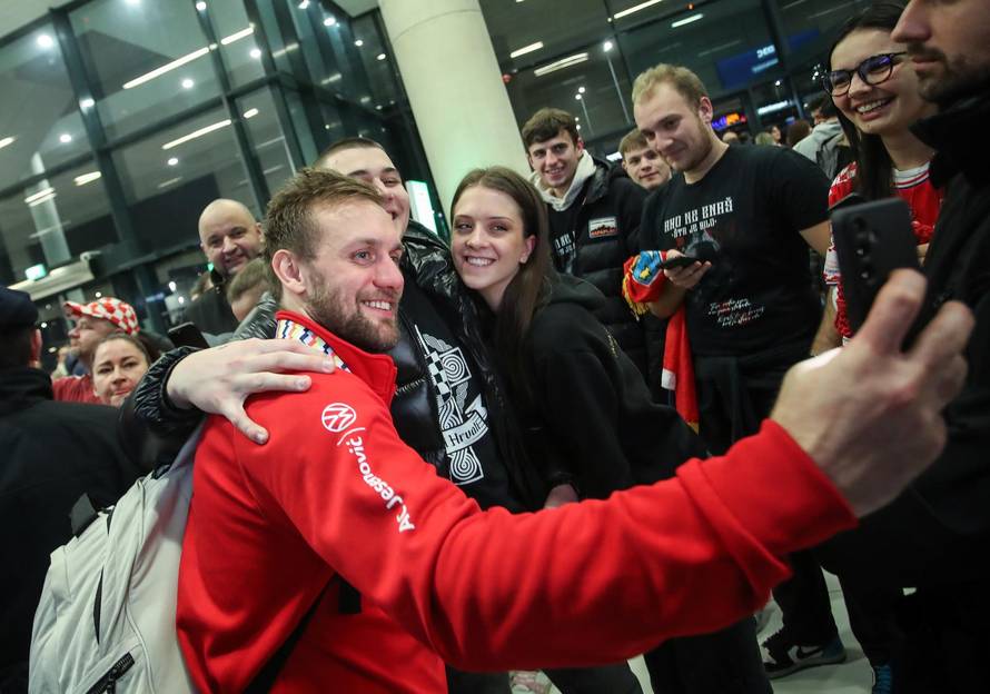 Docek broncanih rukometasa na zracnoj luci Franjo Tudjman