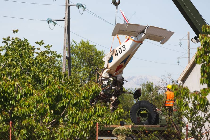 Biljane Donje: Vojskao dvezla vojni avion u bazu