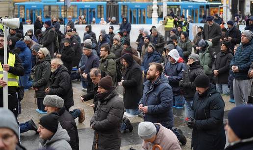 Pogledajte fotografije: Molitelji opet na trgovima diljem zemlje, u Zagrebu došlo do naguravanja