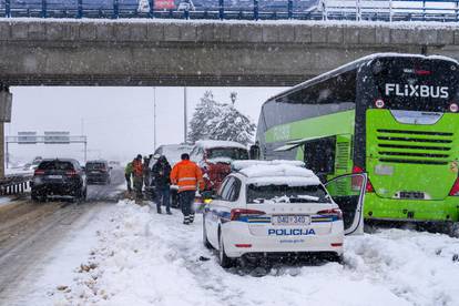 Smrskani bus i pet automobila u lančanom sudaru. Pogledajte fotografije nesreće kod Gospića