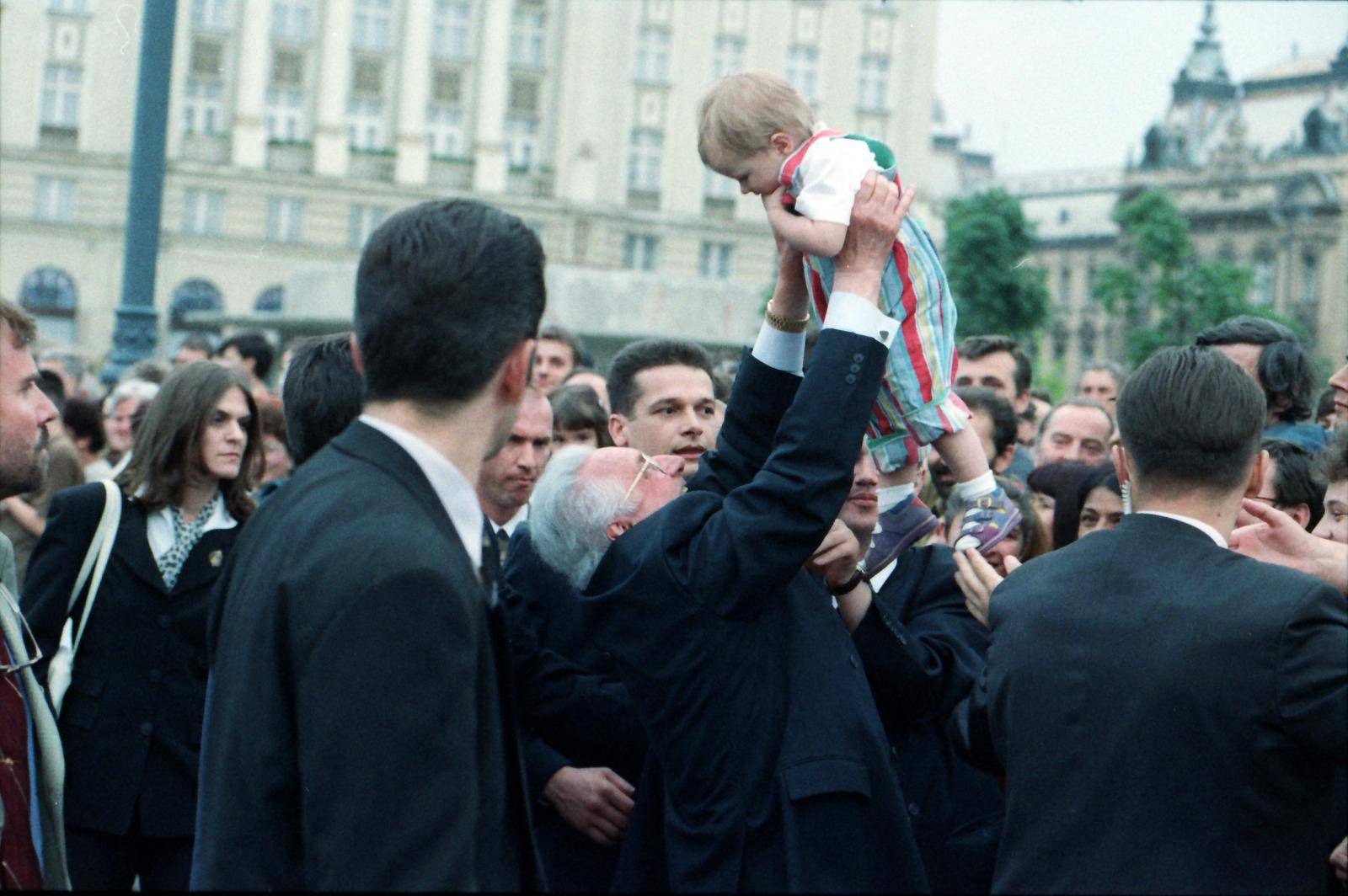 Povratak u napaćeni grad heroj: Vlak mira krenuo je za Vukovar, pjevalo se i klicalo slobodi...