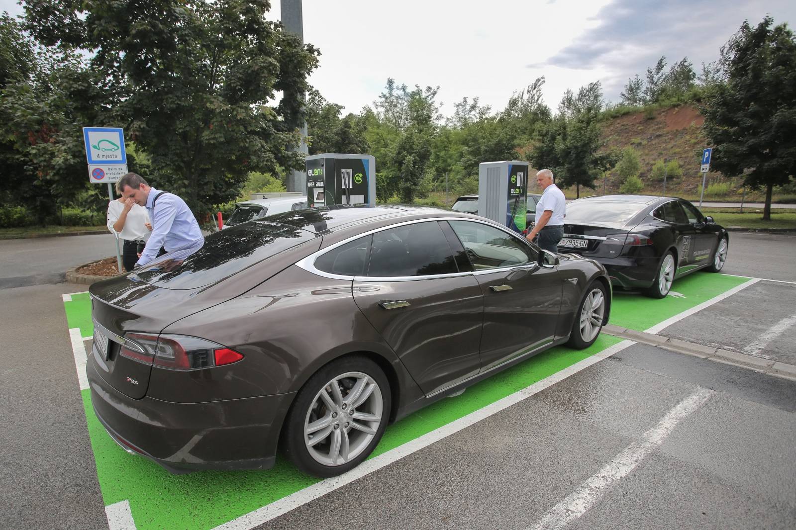 Na benzinskoj postaji INA u Brinju otvorena je prva punionica za elektriÄne automobile