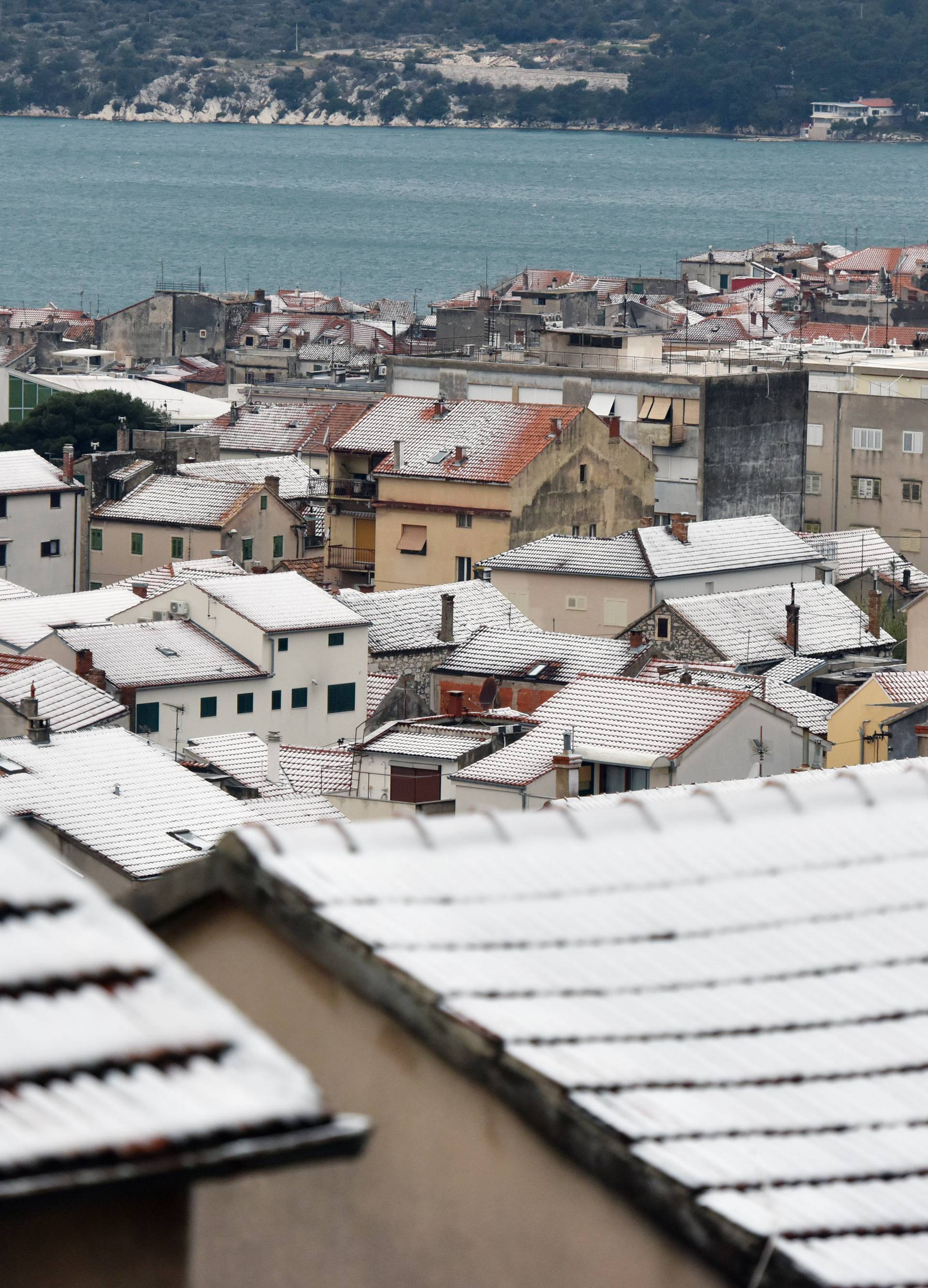 Na A1 sniježi sve do Makarske:  Srušena stabla, zaleđene ceste