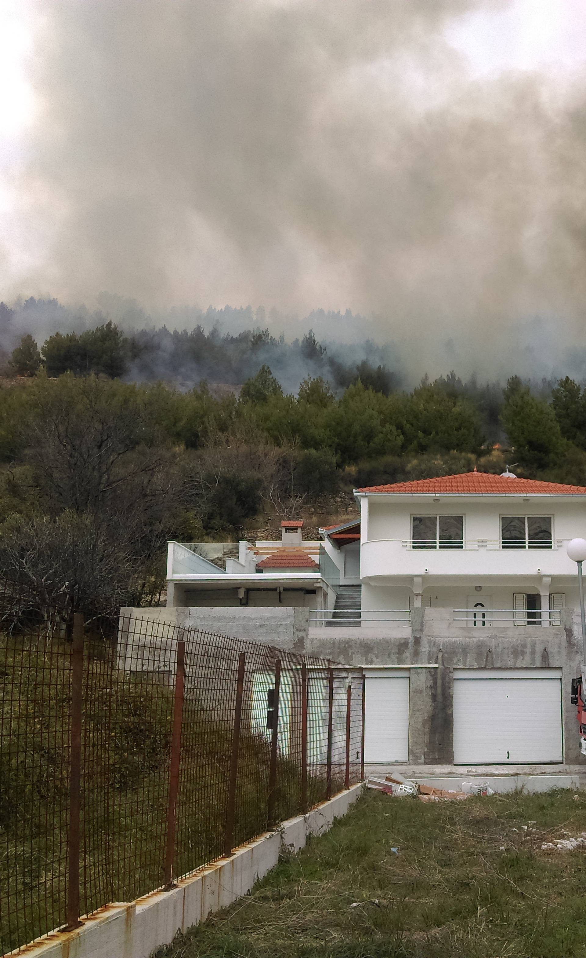 Požar ide prema naselju, gase i jedan kanader te air tractor