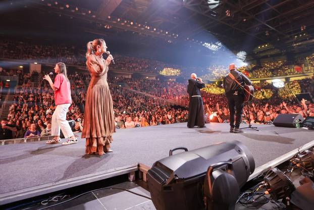 Zagreb: U Areni Zagreb održan koncert "Progledaj srcem"