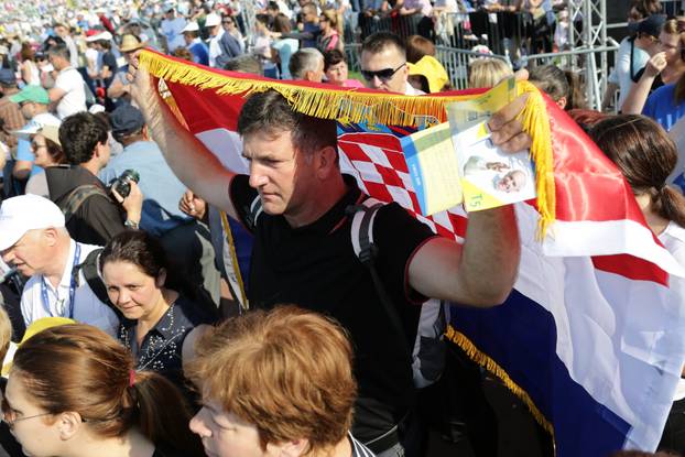 Sarajevo: Brojne zastave iz svih krajeva svijeta hodo?asnici podigli u zrak dok iš?ekuju papu Franju