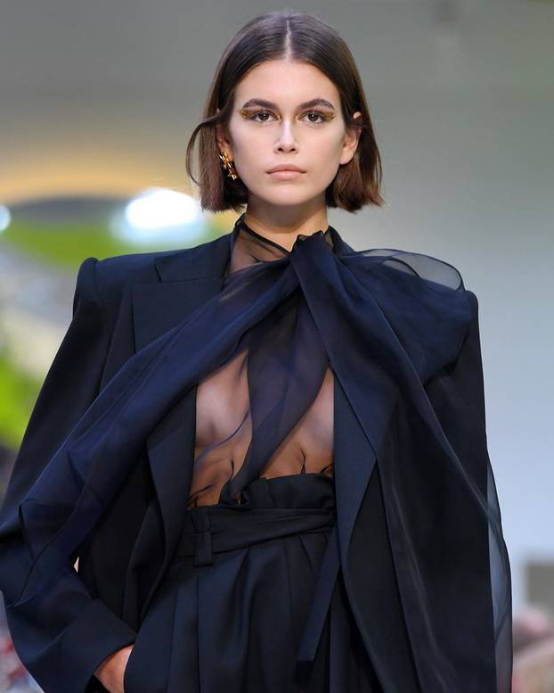 FOTO Lijepa Kaia Gerber otkrila guzu u 'goloj' haljini, izvirile i tange koje je pokušala skriti