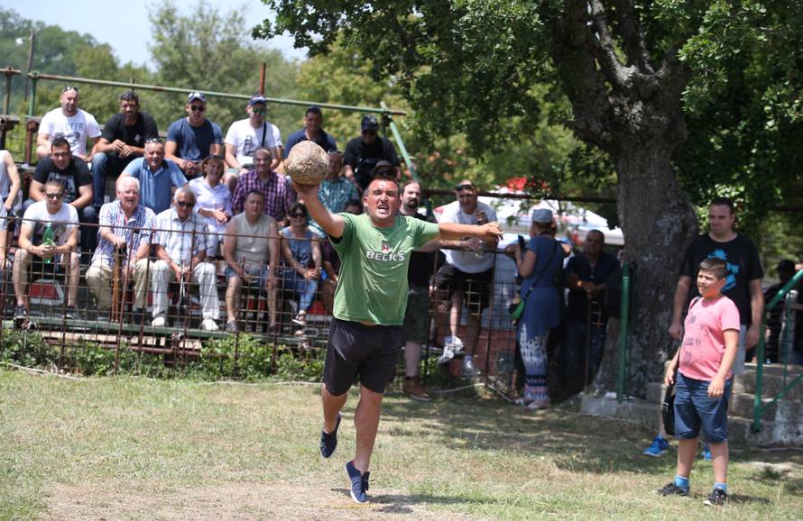 Pobjednik Medo pobjegao preko ograde, ljudi su bježali od njega