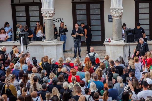 Split: Građani se okupili u spomen na Halida Bešlića na gradskoj Pjaci