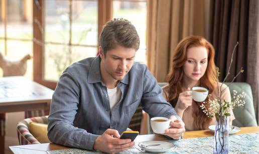 Ako va&scaron; partner na dru&scaron;tvenim mre&zcaron;ama radi ovo vjerojatno razmi&scaron;lja o prevari...