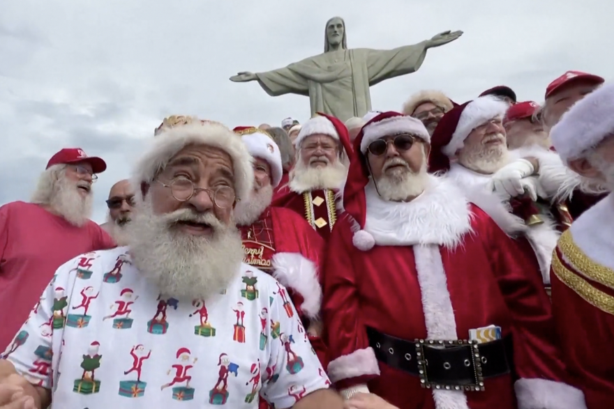 Dok su na kolektivnom godišnjem djedovi božićnjaci pjevaju za mir u svijetu