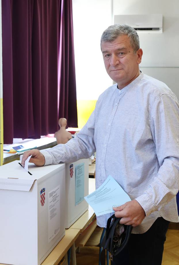 Šibenik: Kandidat za župana Primorsko-goranske županije Petar Baranovi? glasovao u drugom krugu lokalnih izbora