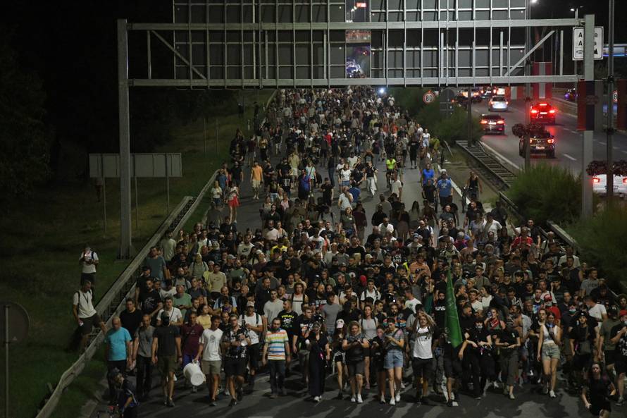 Beograd: Prosvjed pod geslom "Nismo mi vreće za udaranje", nakon sto je policija je sinoć upotrijebila prekomjernu silu nad građanima