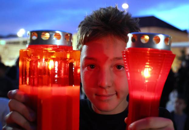 Šibenik: Na Trgu palih branitelja Domovinskog rata zapaljene su svije?e za Vukovar 