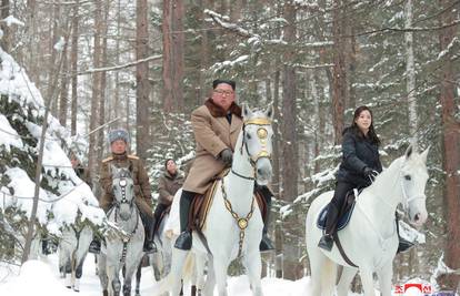 Kim Jong-un opet jaše: Pozira na bijelom konju prije sastanka