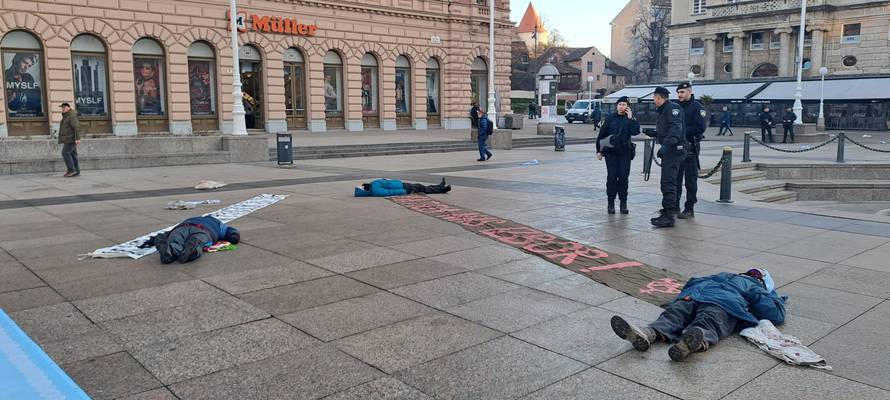 Molitelji ogradili dio Trga bana Jelačića samo za muškarce! 'Ne možete unutra, to nije za žene'