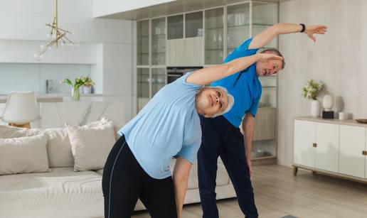 Najbolje vje&zcaron;be snage za starije od 50 koje mo&zcaron;ete raditi doma