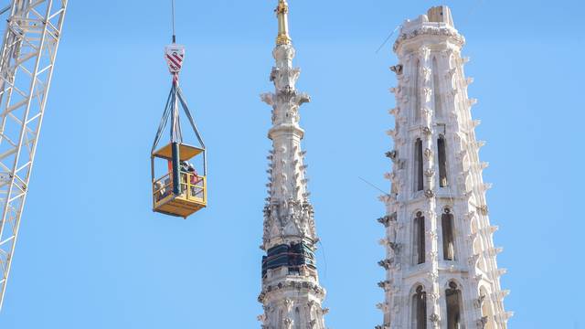 Zagreb: Počelo zamatanje gornjeg dijela sjevernog tornja katedrale
