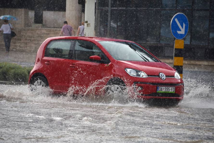 Zagrepčane iznenadio pljusak, tuča i grmljavina poharali Pulu