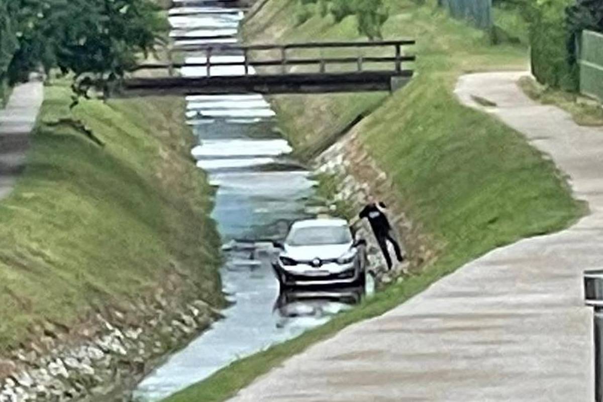 VIDEO Autom sletio u potok u Španskom: 'Ljut je k'o pas, neko vrijeme ga već pokušava izvući'