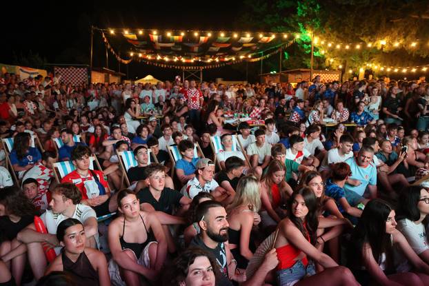 Split: Navijači prate utakmicu Hrvatske i Gane