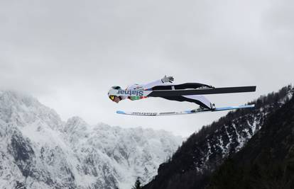 VIDEO Slovenac srušio svjetski rekord na letaonici u Planici! Pogledajte čudesan skok...