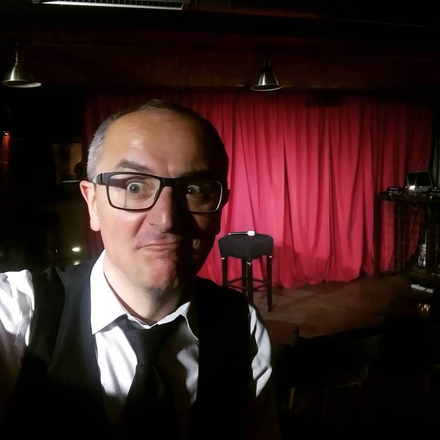 Veteran domaće stand-up scene na regionalnoj turneji kojom će obilježiti 20 godina karijere...