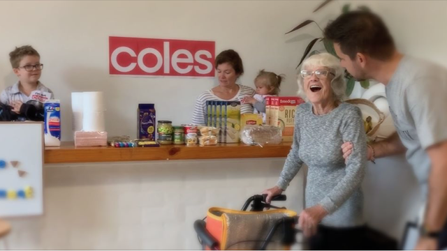 Otvorili supermarket u kući da baka u izolaciji može u šetnju