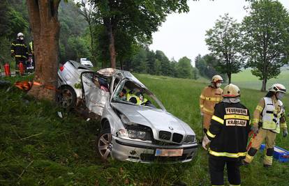Hrvat BMW-om sletio s ceste i udario u drvo, suvozač poginuo