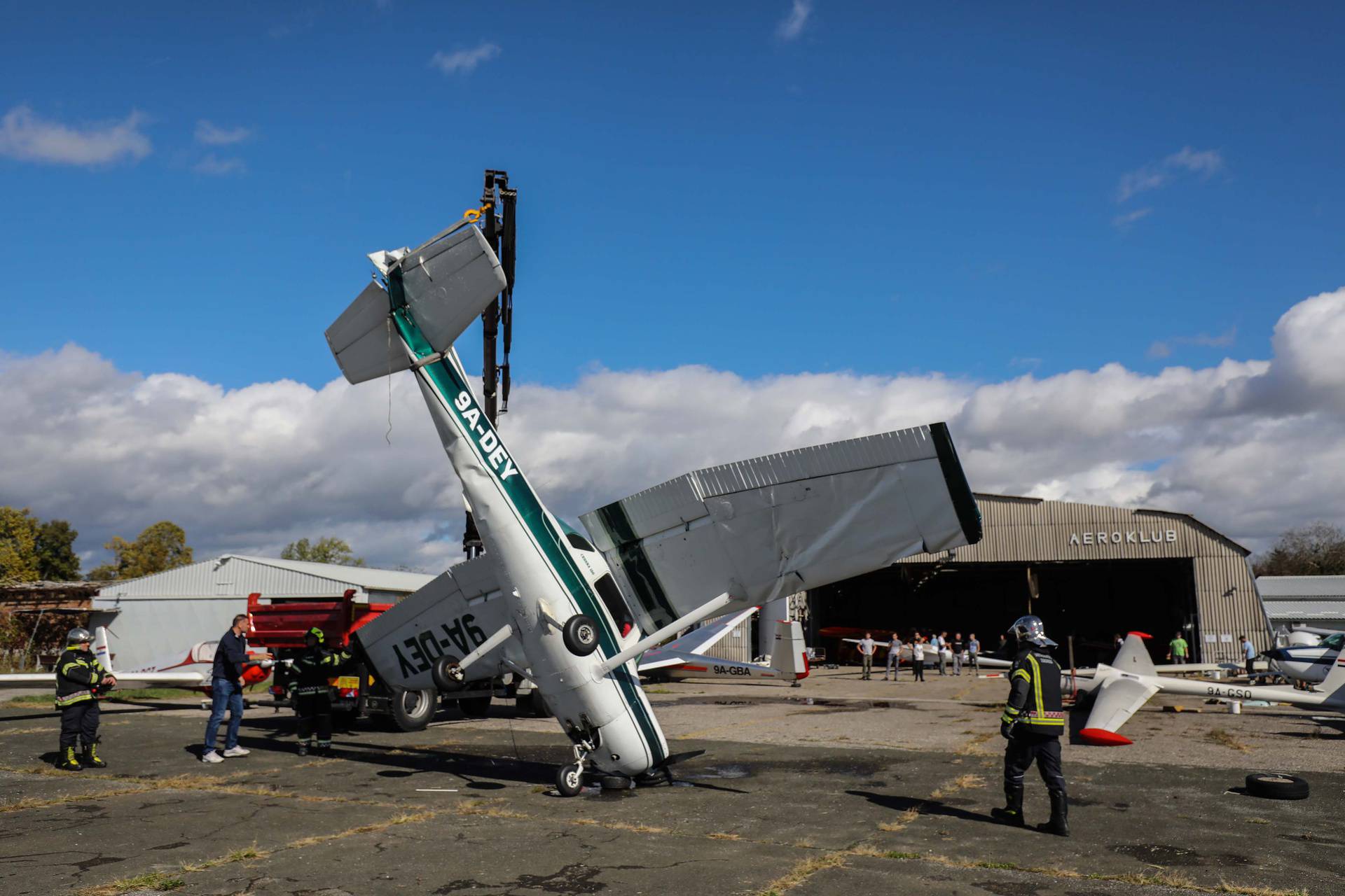 Zagreb: Nevrijeme okrenulo avion i počupalo krov na aerodromu Lučko