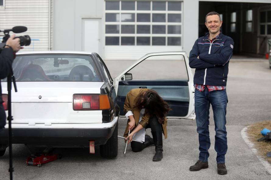 Sara iz 'Crno-bijelog svijeta' kod Šebalja mijenjala gumu, on je hvalio: 'Ti si baš idealna žena'