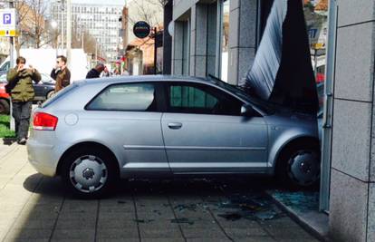 Ugašeni auto pobjegao joj niz ulicu pa se zabio u izlog ureda