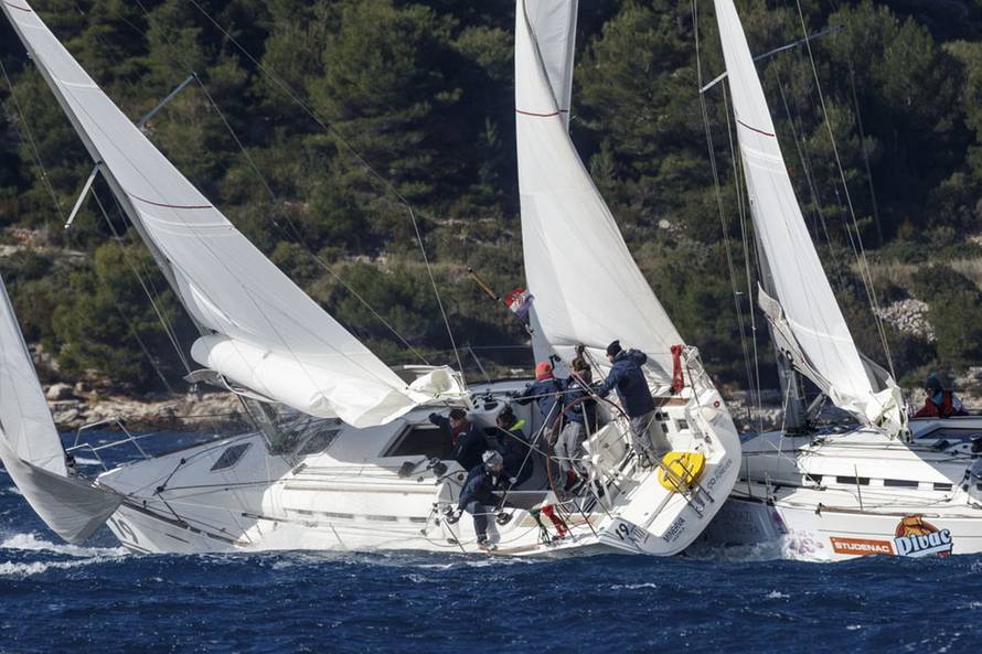 FOTO U Viškoj vali žene opet preuzimaju kormilo: Uskoro kreće deseta regata PMS Žena