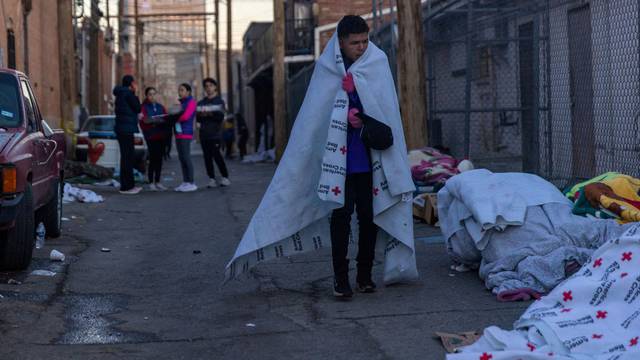 FILE PHOTO: Migrant asylum seekers released by CBP out on the street in El Paso
