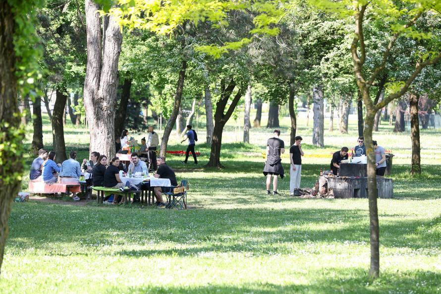 Zagreb: Građani i na Bundeku uz roštilj slave praznik rada 