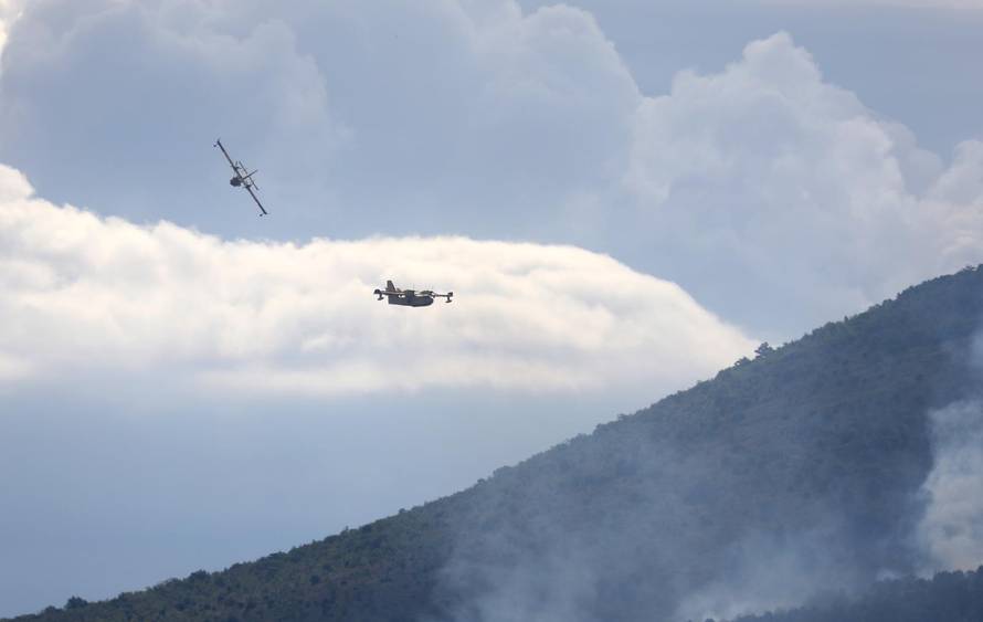 Požar na nepristupačnom terenu između Vrpolja i Grebaštice