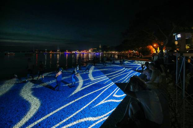 Fažana: Riva pretvorena u galeriju umjetničkih instalacija posvećenih plavetnilu mora