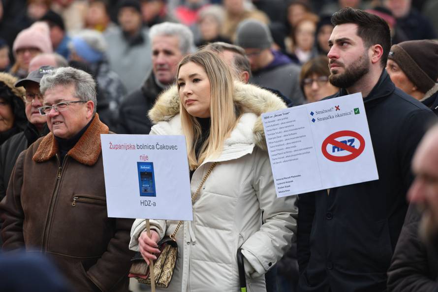 Čakovec: Građani se okupili ispred bolnice u znak podrške kirurzima Županijske bolnice Čakovec
