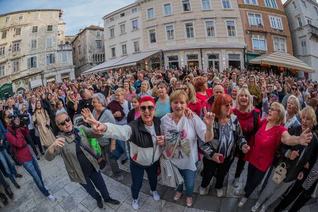 Split: Građani se okupili u spomen na Halida Bešlića na gradskoj Pjaci
