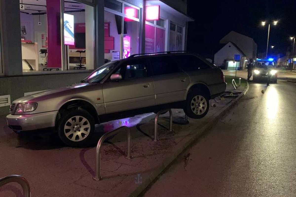 Vozač Audija pokosio sedam stupića i skoro se zabio u izlog