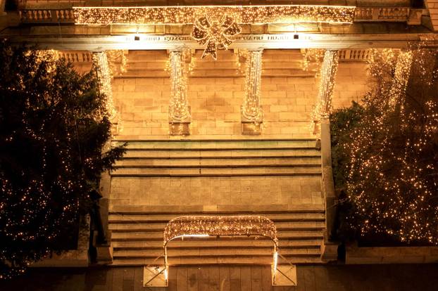 Pogled iz zraka na  novogodišnje ukrase u centru Sarajeva