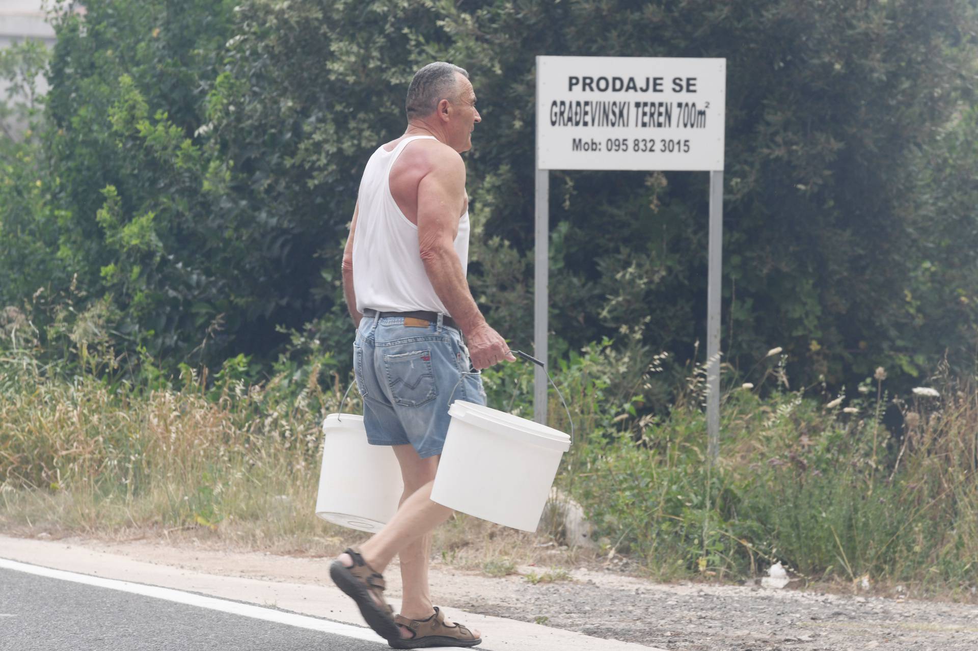 Jak vjetar otežava gašenje požara koji je planuo kod Grebaštice, kanaderi i air tractori u akciji, evakuiraju se kuće